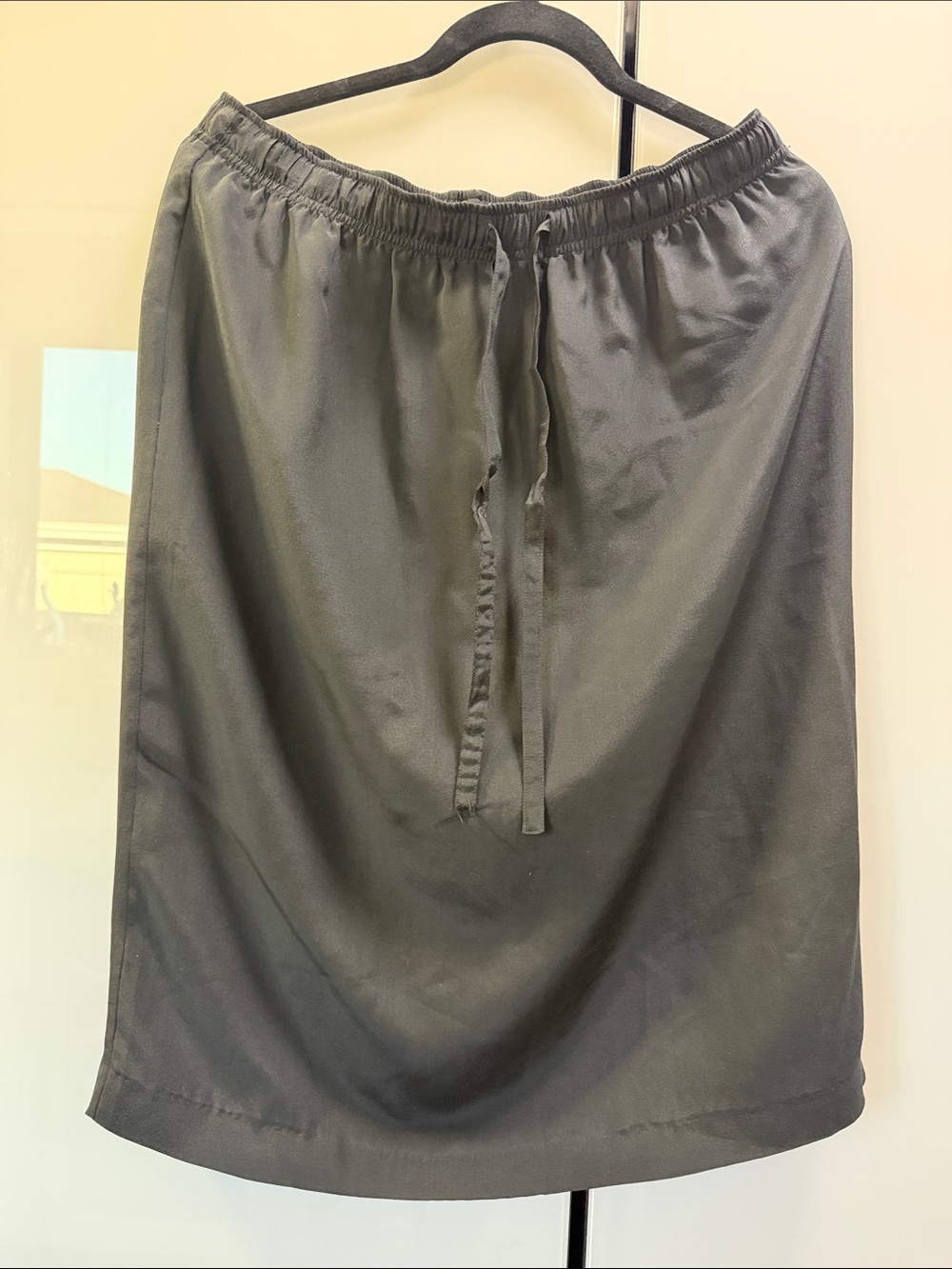 Tess 100% Silk Black skirt - L